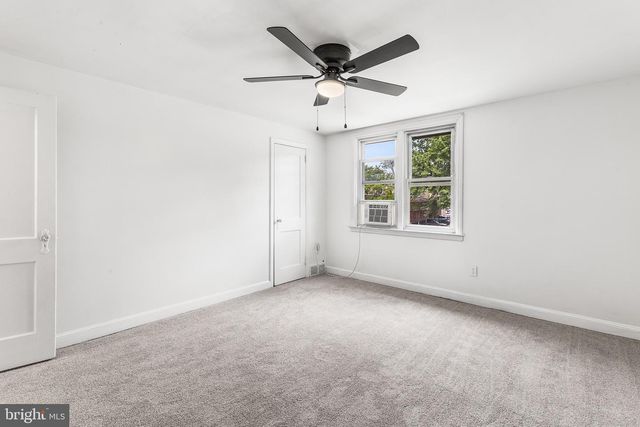 390 GLEN COVE, Collingdale, PA 19023