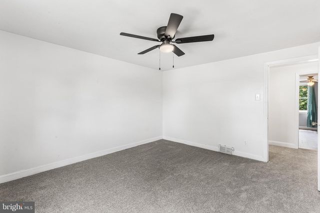 390 GLEN COVE, Collingdale, PA 19023