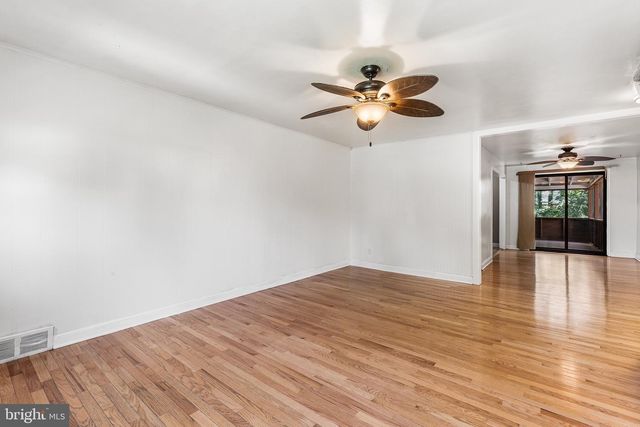 390 GLEN COVE, Collingdale, PA 19023