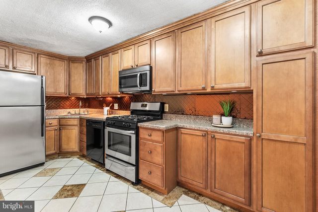 390 GLEN COVE, Collingdale, PA 19023