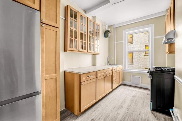 150 E 49th St Apt 3E, New York City, NY 10017
