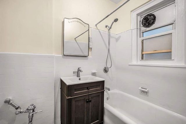 150 E 49th St Apt 3E, New York City, NY 10017