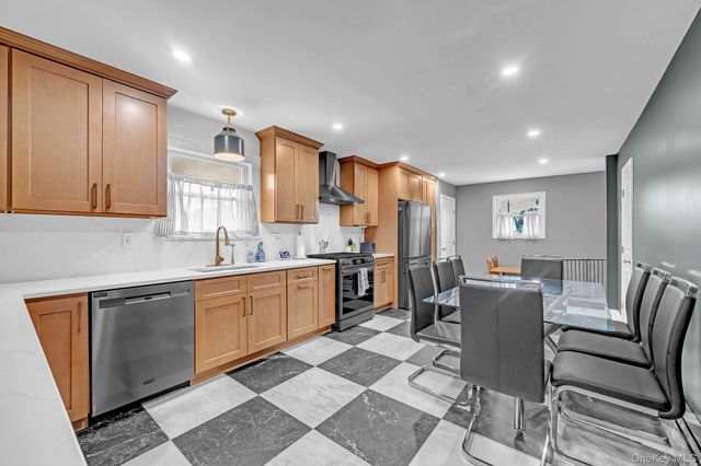93 Overton Street, Deer Park, NY 11729