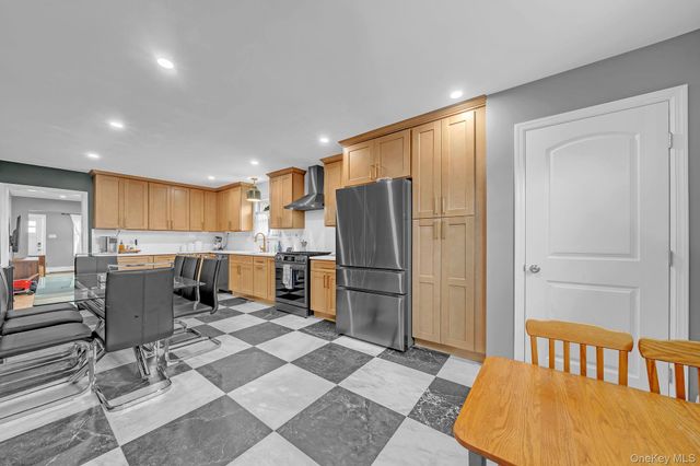 93 Overton Street, Deer Park, NY 11729