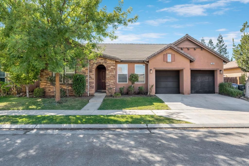 Image 1 of property listing at 10581 N Sierra Vista Avenue, Fresno, CA 93730