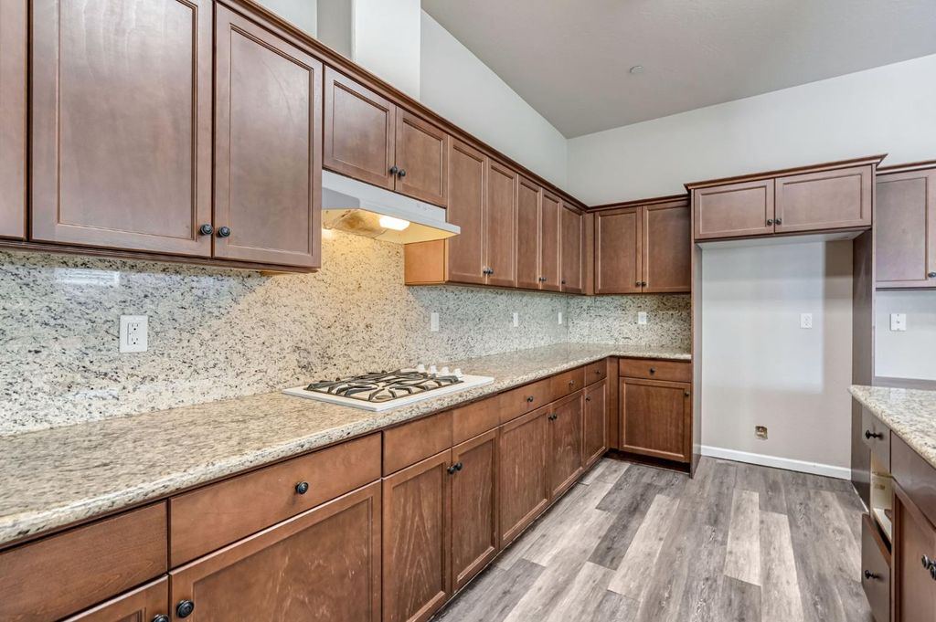 Image 10 of property listing at 10581 N Sierra Vista Avenue, Fresno, CA 93730