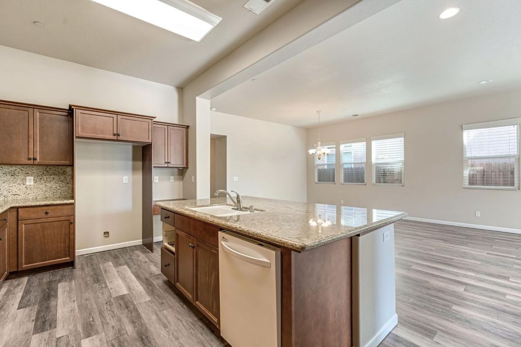 Image 11 of property listing at 10581 N Sierra Vista Avenue, Fresno, CA 93730
