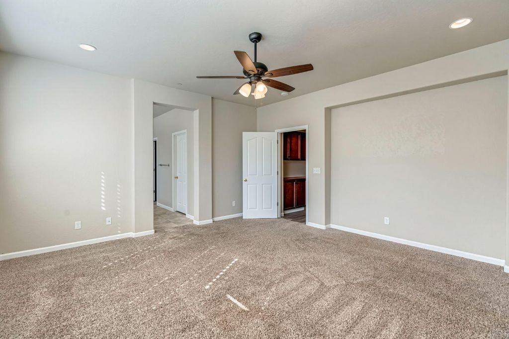 Image 13 of property listing at 10581 N Sierra Vista Avenue, Fresno, CA 93730