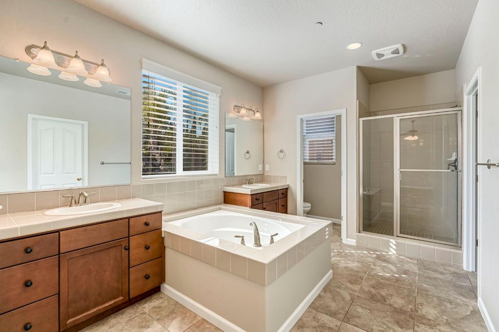 Image 14 of property listing at 10581 N Sierra Vista Avenue, Fresno, CA 93730