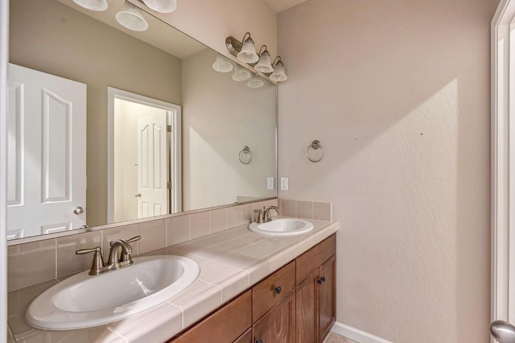 Image 19 of property listing at 10581 N Sierra Vista Avenue, Fresno, CA 93730