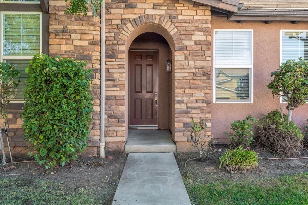 Image 2 of property listing at 10581 N Sierra Vista Avenue, Fresno, CA 93730