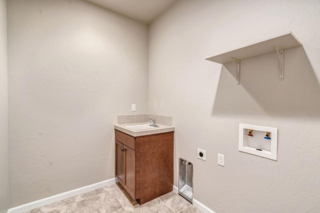 Image 26 of property listing at 10581 N Sierra Vista Avenue, Fresno, CA 93730