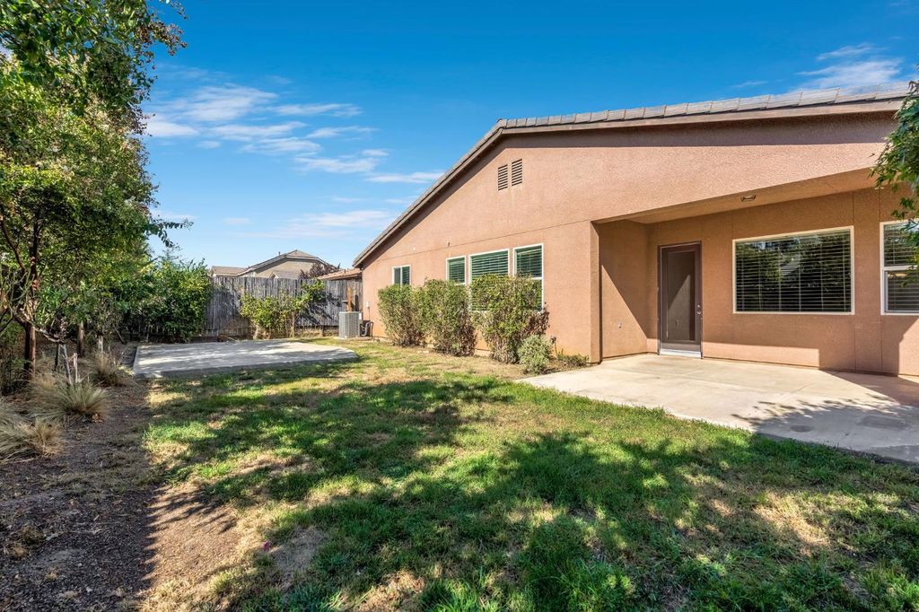 Image 28 of property listing at 10581 N Sierra Vista Avenue, Fresno, CA 93730