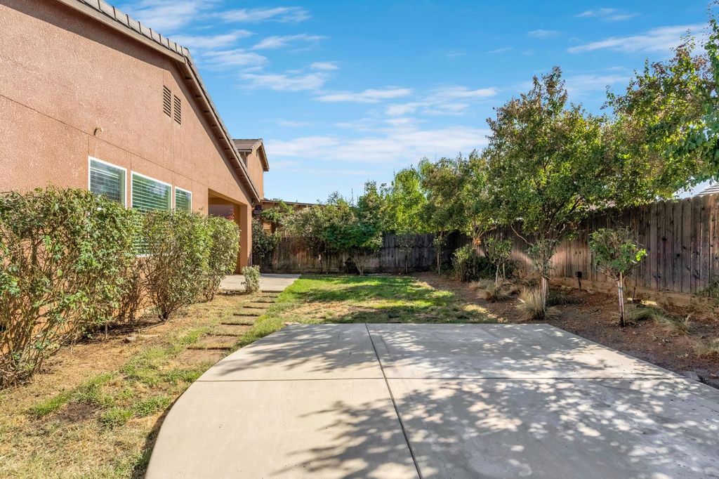 Image 29 of property listing at 10581 N Sierra Vista Avenue, Fresno, CA 93730