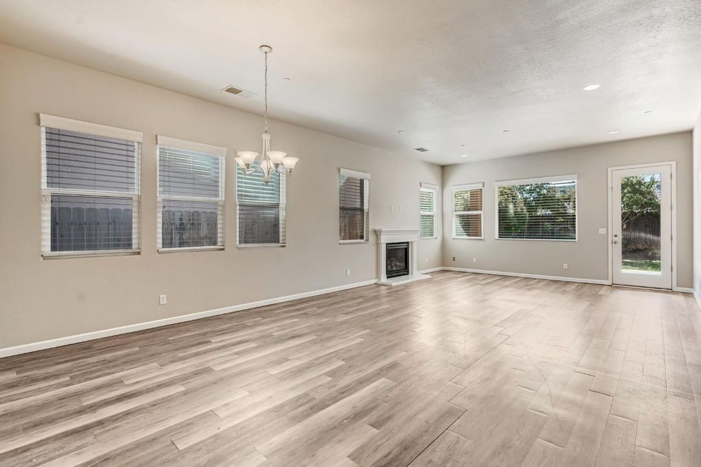 Image 4 of property listing at 10581 N Sierra Vista Avenue, Fresno, CA 93730