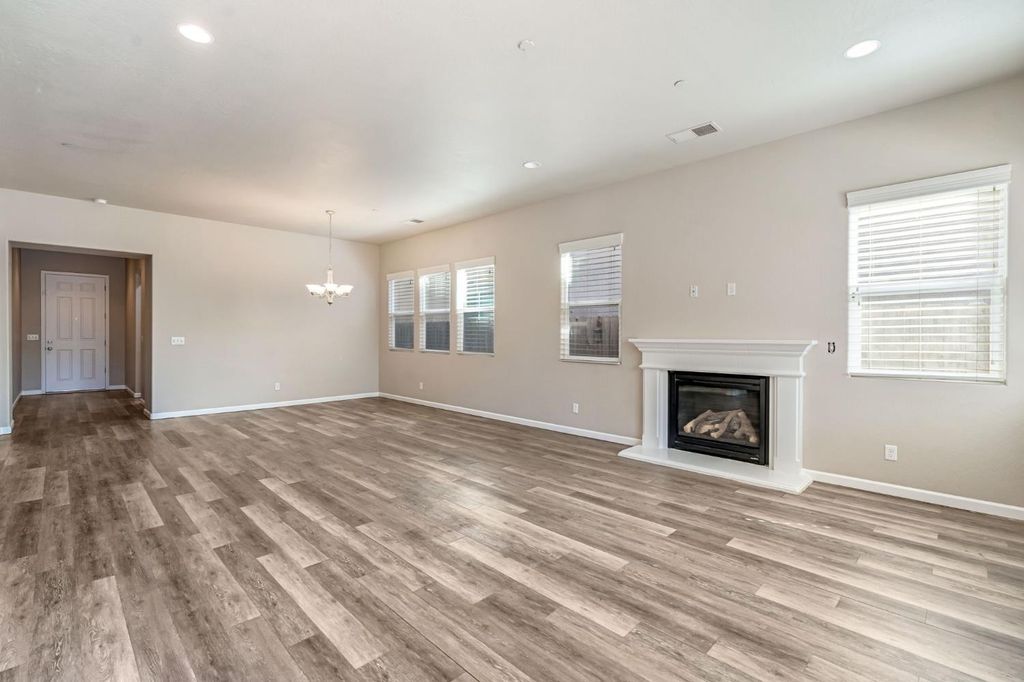 Image 5 of property listing at 10581 N Sierra Vista Avenue, Fresno, CA 93730