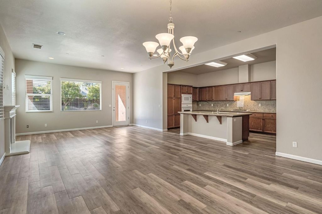 Image 6 of property listing at 10581 N Sierra Vista Avenue, Fresno, CA 93730