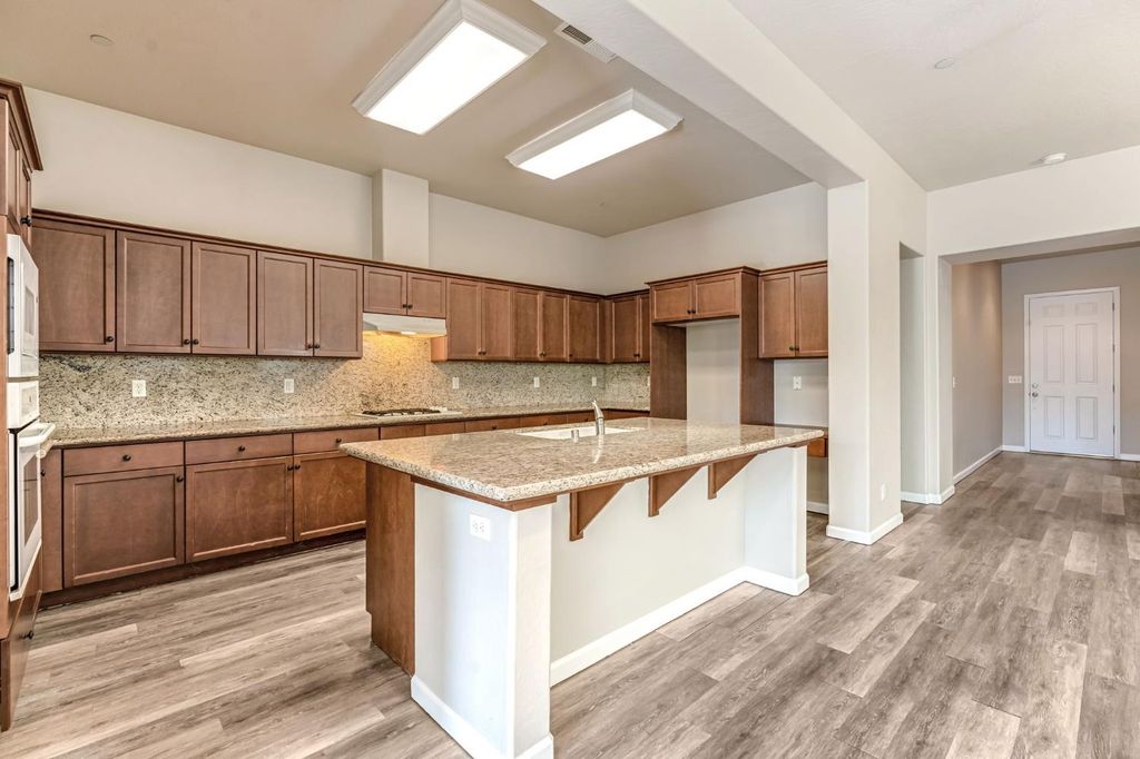 Image 7 of property listing at 10581 N Sierra Vista Avenue, Fresno, CA 93730