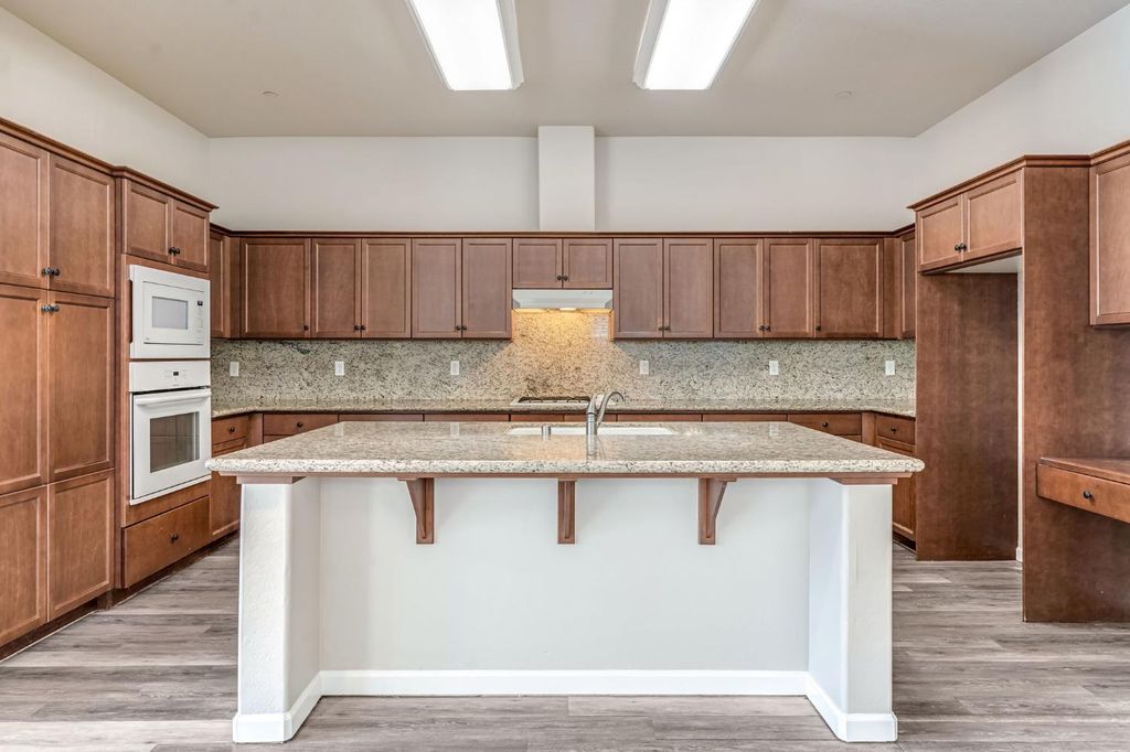 Image 8 of property listing at 10581 N Sierra Vista Avenue, Fresno, CA 93730