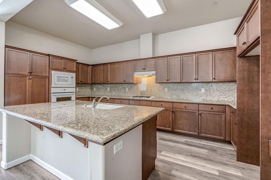 Image 9 of property listing at 10581 N Sierra Vista Avenue, Fresno, CA 93730