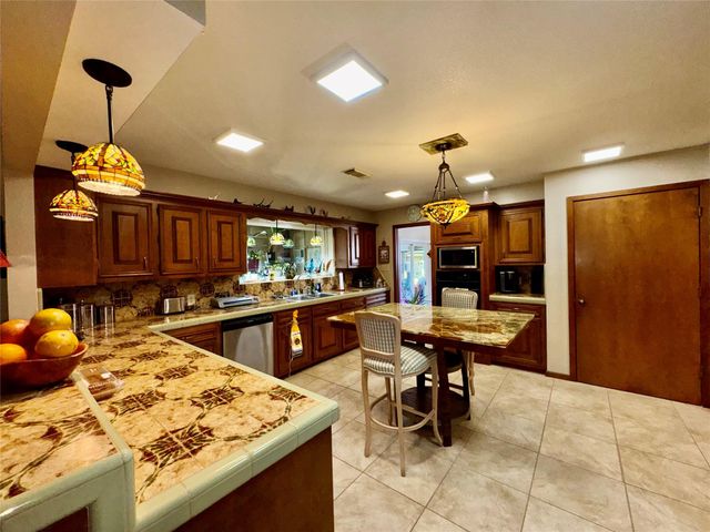 201 Westwood Drive E, Trinity, TX 75862