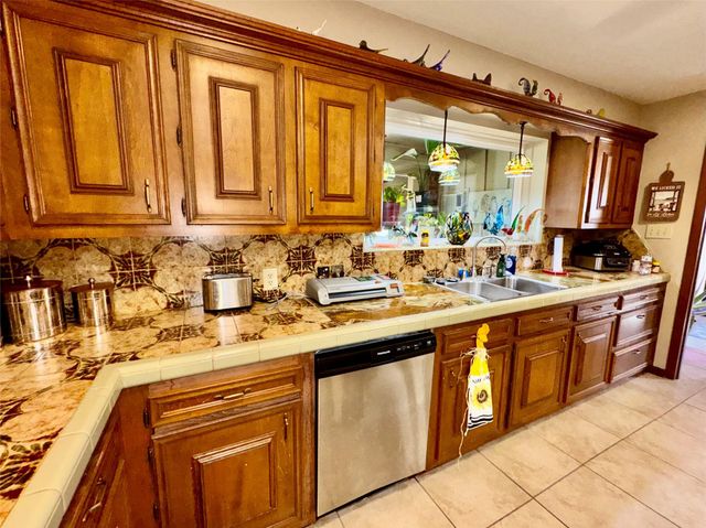 201 Westwood Drive E, Trinity, TX 75862