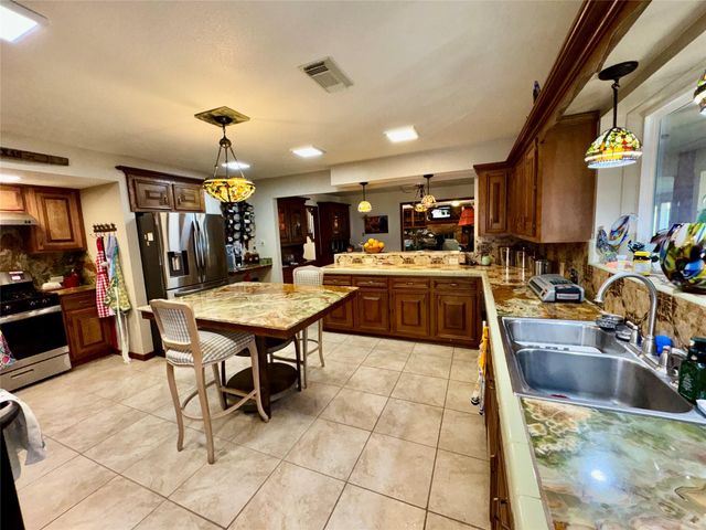 201 Westwood Drive E, Trinity, TX 75862