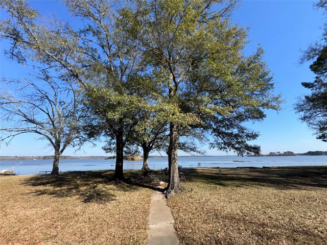 201 Westwood Drive E, Trinity, TX 75862