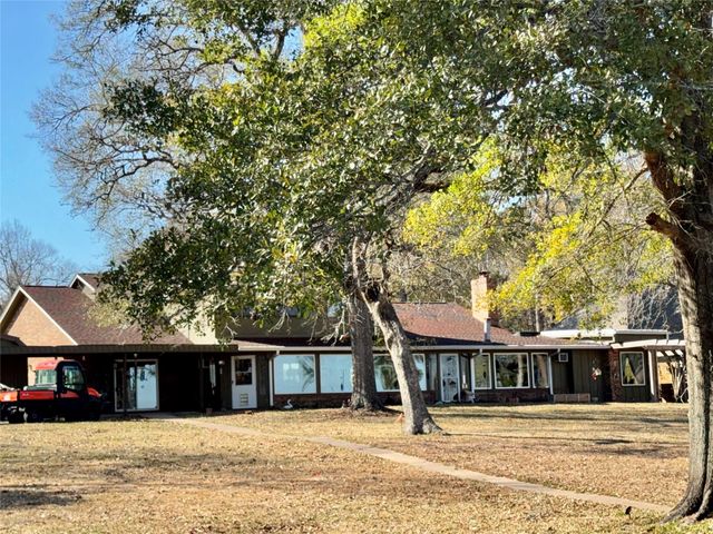 201 Westwood Drive E, Trinity, TX 75862
