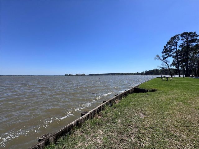 201 Westwood Drive E, Trinity, TX 75862