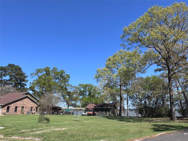 201 Westwood Drive E, Trinity, TX 75862