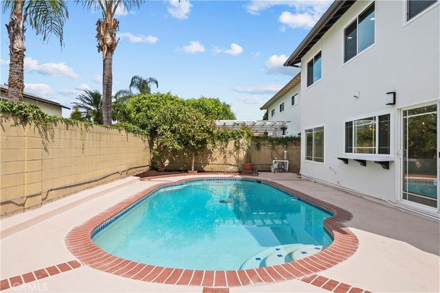 5437 Vista Fortuna, Cypress, CA 90630