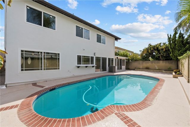 5437 Vista Fortuna, Cypress, CA 90630