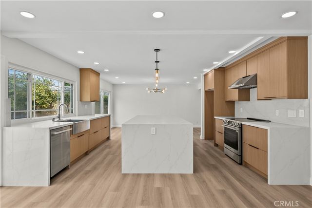 5437 Vista Fortuna, Cypress, CA 90630
