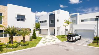 10381 NW 67th Ter, Doral, FL 33178