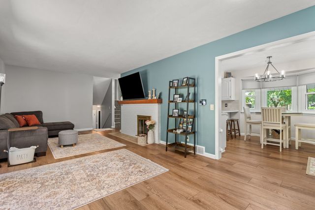 2327 Salem Court, Bettendorf, IA 52722