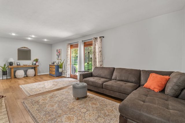 2327 Salem Court, Bettendorf, IA 52722