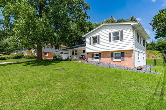 2327 Salem Court, Bettendorf, IA 52722