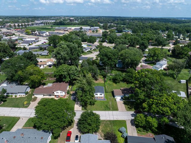 2327 Salem Court, Bettendorf, IA 52722