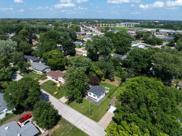 2327 Salem Court, Bettendorf, IA 52722