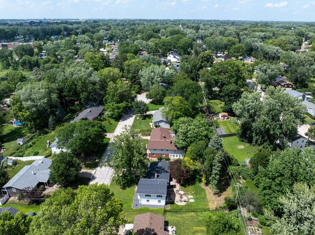 2327 Salem Court, Bettendorf, IA 52722