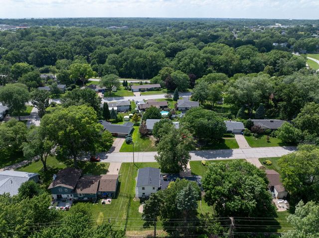 2327 Salem Court, Bettendorf, IA 52722