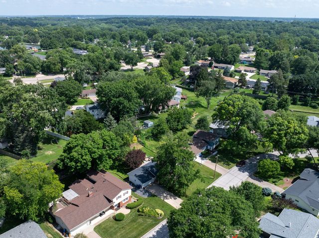 2327 Salem Court, Bettendorf, IA 52722