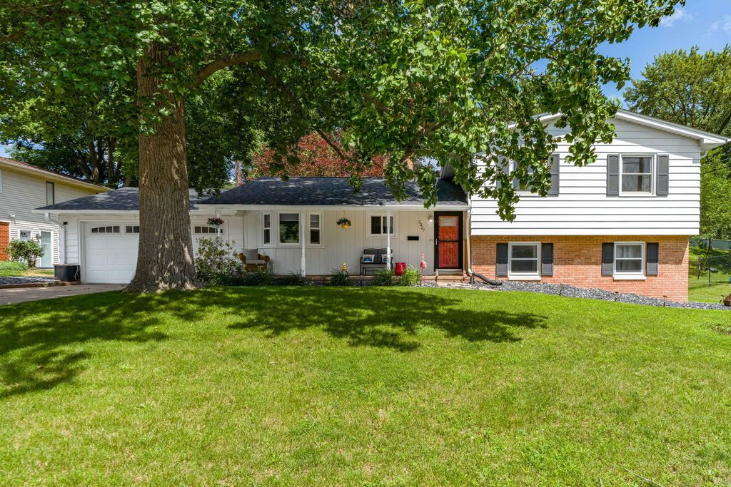 2327 Salem Court, Bettendorf, IA 52722