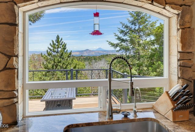 831 Juanita Way, Jacksonville, OR 97530