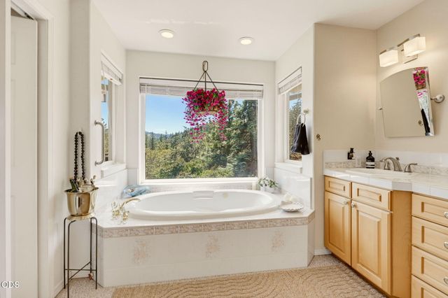 831 Juanita Way, Jacksonville, OR 97530