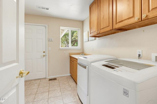 831 Juanita Way, Jacksonville, OR 97530