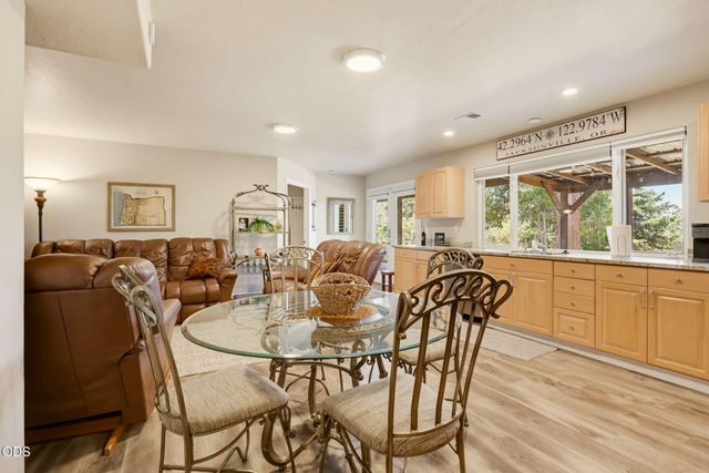 831 Juanita Way, Jacksonville, OR 97530