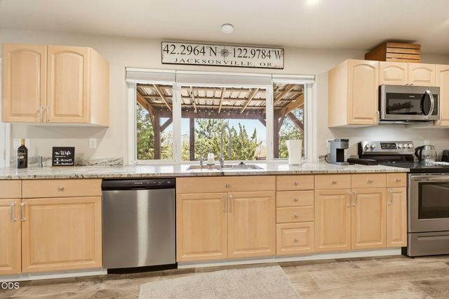 831 Juanita Way, Jacksonville, OR 97530