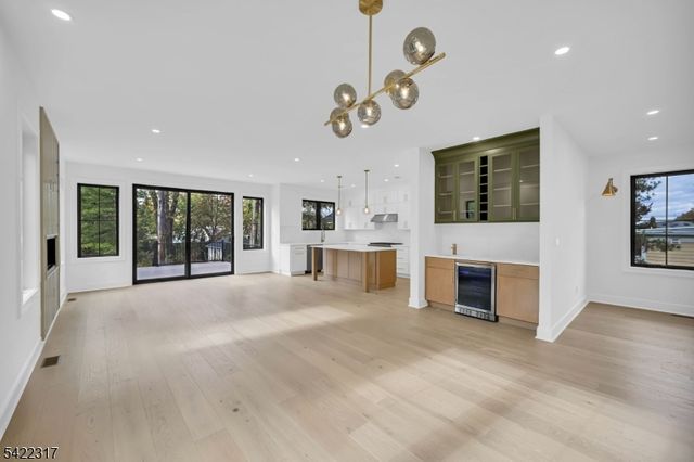 40 Girard Ave, Chatham Boro, NJ 07928